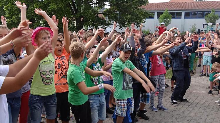 Fast genauso gut wie Tausende Fans in Berlin auf der Fanmeile, belebten die Schüler der Realschule Ebern mit La-Ola-Wellen das Spiel bei den "Eberner Meisterschaften".