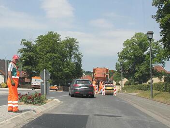 Ein Bautrupp der Straßenmeisterei Zeil führte die Vorarbeiten in der Rentweinsdorfer Ortsdurchfahrt durch. Foto: Ralf Kestel