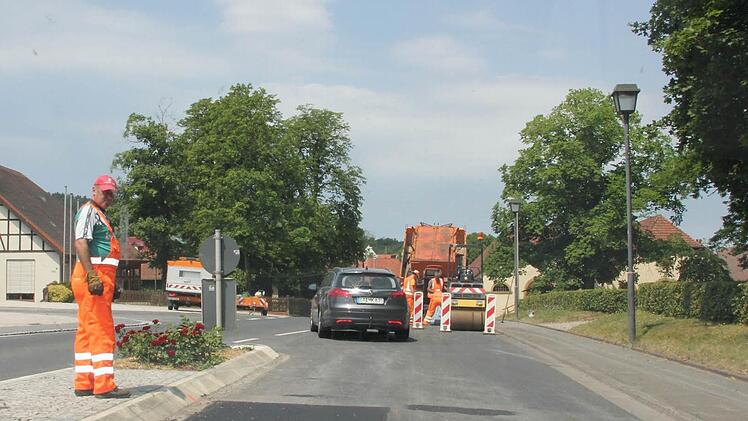 Ein Bautrupp der Straßenmeisterei Zeil führte die Vorarbeiten in der Rentweinsdorfer Ortsdurchfahrt durch. Foto: Ralf Kestel