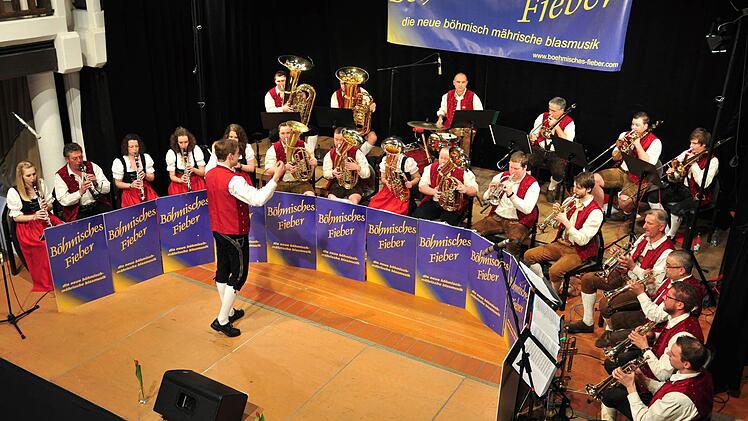 Ein abwechslungsreiches Programm an schönen böhmischen Polkas, Märschen und Walzern präsentierte das "Böhmische Fieber" bei seinem Konzert in der ausverkauften Stadthalle in Haßfurt unter der Leitung von Florian Unkauf.