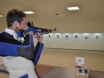 Schützenmeister Alexander Wehner steht hier mit seinem Luftgewehr an einer neuen Schießbahn. Bisher gab es im Premicher Schützenhaus acht, jetzt sind zwei hinzugekommen. Parallel dazu wurde der Schießstand komplett saniert.  Foto: Kathrin Kupka-Hahn