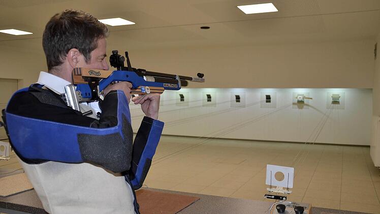 Schützenmeister Alexander Wehner steht hier mit seinem Luftgewehr an einer neuen Schießbahn. Bisher gab es im Premicher Schützenhaus acht, jetzt sind zwei hinzugekommen. Parallel dazu wurde der Schießstand komplett saniert.  Foto: Kathrin Kupka-Hahn