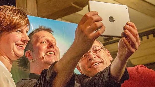 Der Trend zum Selfie ist ungebrochen. Wie es richtig gemacht wird, präsentierte Michael A. Tomis (Mitte) mit seiner Traumfrau aus dem Publikum.  Fotos: Klaus Gagel