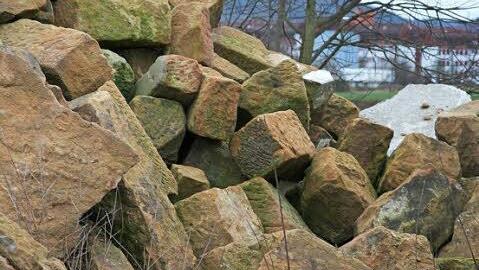 Sie sind Teschlades Stein des Anstoßes: Ein loser Haufen Steine, die auf dem Areal der Recyclinganalage lagern. Nach Ansicht der Denkmalpflege handelt es sich nicht um historisch wertvolle Steine.  Foto: Günter Teschlade