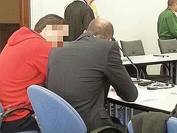 Der Angeklagte (links) spricht vor Prozessbeginn mit seinem Dolmetscher.  Foto: Pack