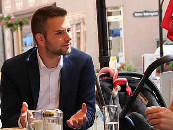 Claudio Kleinhans spricht Leute auf der Straße an, um Stimmen für die Bürgermeisterwahl zu sammeln. Foto: Ulrike Müller