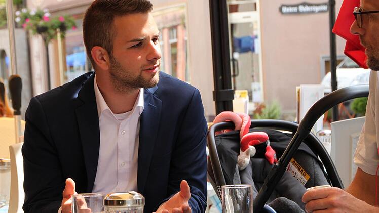 Claudio Kleinhans spricht Leute auf der Straße an, um Stimmen für die Bürgermeisterwahl zu sammeln. Foto: Ulrike Müller