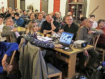 Die Bürger lauschten den Plänen für die Ortssanierung. Foto: Galster