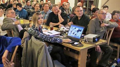 Die Bürger lauschten den Plänen für die Ortssanierung. Foto: Galster