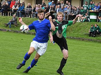 Trotz Personalproblemen ließ die SpVgg Haard mit Marian Kelch (rechts) im Derby gegen Nüdlingen mit  Fabio Stockerl nicht locker und kämpfte verbissen. Der Lohn war ein Punkt.Hopf