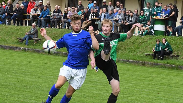 Trotz Personalproblemen ließ die SpVgg Haard mit Marian Kelch (rechts) im Derby gegen Nüdlingen mit  Fabio Stockerl nicht locker und kämpfte verbissen. Der Lohn war ein Punkt.Hopf
