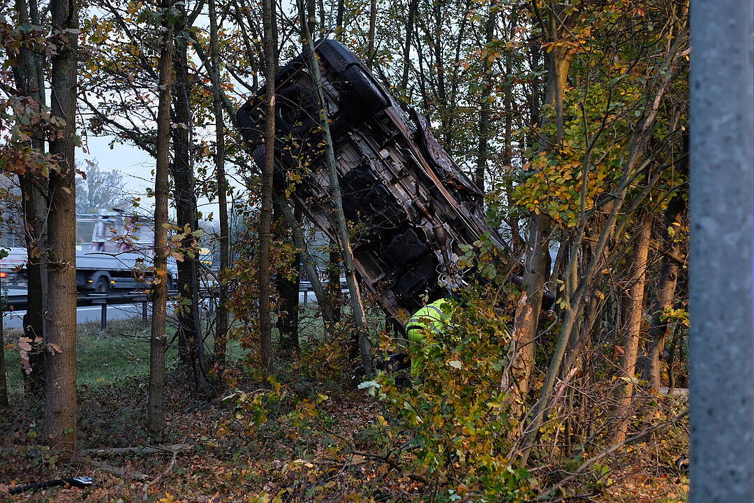 A3 zwischen Nürnberg und Erlangen: Kleinbus landet in Baum