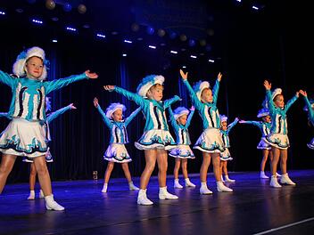 Bei der Faschingsgala der 1. Kulmbacher Showtanzgarde verbreiteten die Kinder gute Laune. Hier die Little Dancer, die   mit ihrem Gardetanz  überzeugten.  Foto: Stephan Stöckel