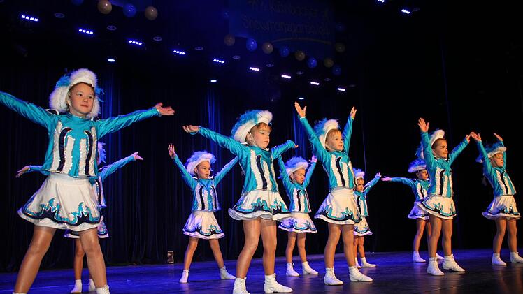 Bei der Faschingsgala der 1. Kulmbacher Showtanzgarde verbreiteten die Kinder gute Laune. Hier die Little Dancer, die   mit ihrem Gardetanz  überzeugten.  Foto: Stephan Stöckel