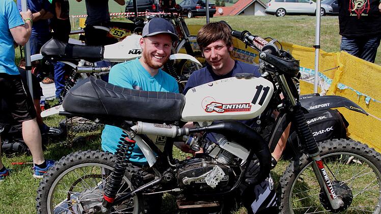 Letzte Vorkehrungen vor dem Rennwochenende: Alexander Precht (rechts) und Lukas Dietz starten im Team "Bordwendt-Motorsport".