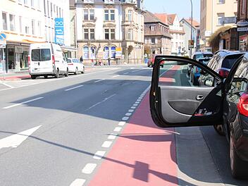 Radfahren in Kulmbach macht keinen Spaß. Wie soll man auf diesem roten Streifen fahren? Und die farbigen Fahrbahnflächen sind ohnehin keine Radwege. Foto: Archiv