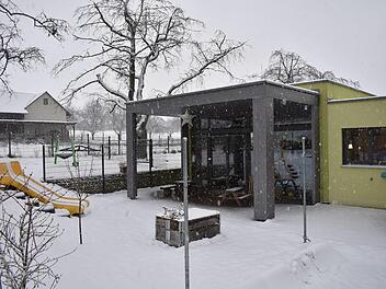 Blick auf die Gräfenberger Kita. Dort ist die Krippe untergebracht und dahinter liegt die Skaterplatz der Jugendlichen. Der müsste fürs Provisorium weichen.  Foto: Petra Malbrich