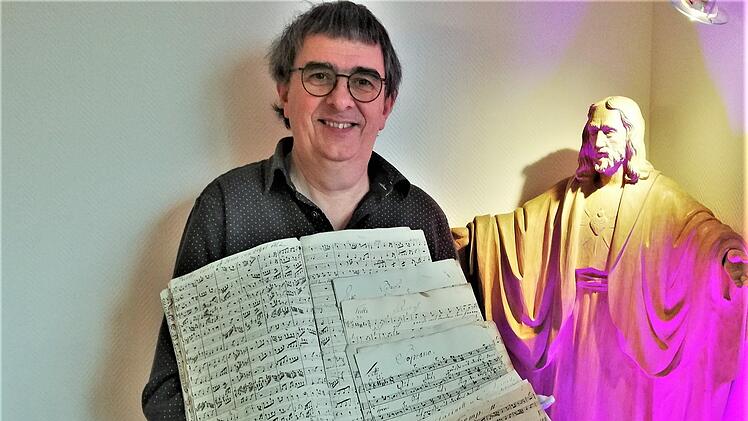 Kirchenmusikdirektor Jörg Wöltche mit der handgeschriebenen Partitur der Sennfelder Friedenskantate aus dem Jahr 1795.