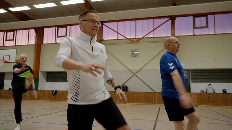 Steffen (Mitte) hat einen Herzinfarkt und das nachfolgende k&uuml;nstliche Koma &uuml;berstanden. In einer sogenannten "Herzsportgruppe" in Magdeburg h&auml;lt er sich seitdem k&ouml;rperlich fit.