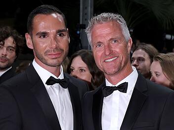 Sky begleitet Ralf Schumacher (rechts) und seinen Partner &Eacute;tienne Bousquet-Cassagne bei ihrer Hochzeit.