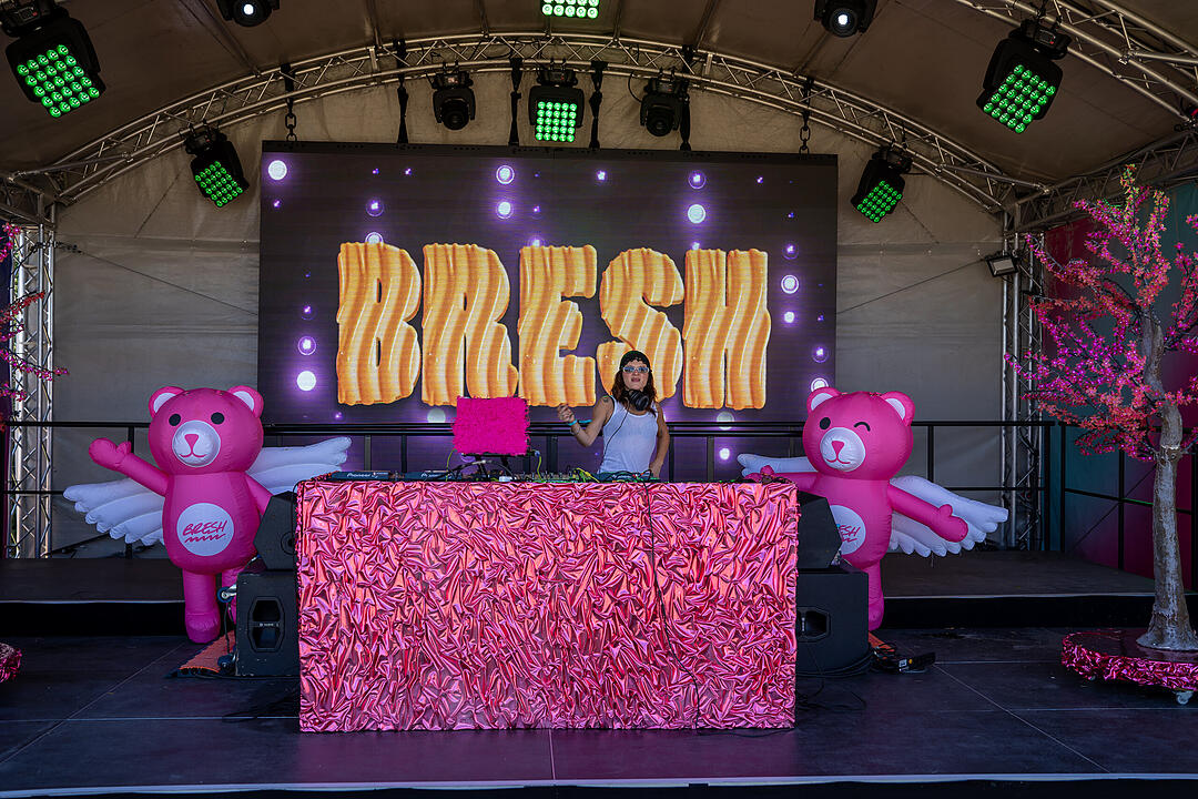 Mit vielen internationalen und nationalen Live-Acts.