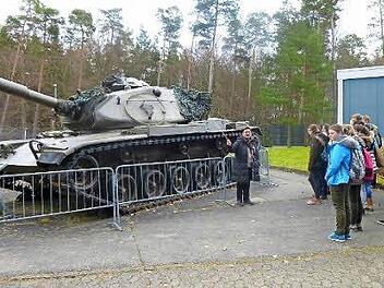 Vor einem amerikanischen Panzer: die Schüler der 9. Klasse  Foto: Kübert