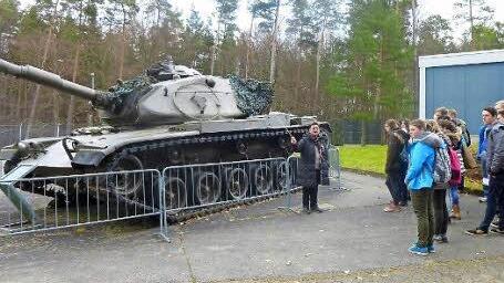 Vor einem amerikanischen Panzer: die Schüler der 9. Klasse  Foto: Kübert