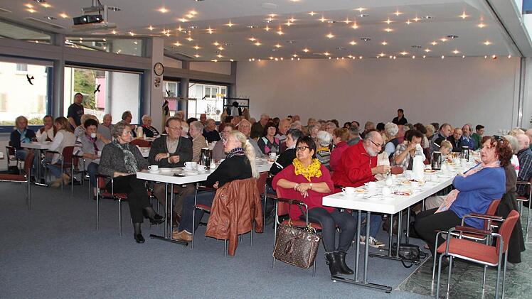 97 Gäste folgten der Einladung der Stadt. Sie kamen zum Teil mit ihren Familien.