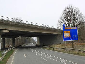 Die Autobahnbrücke über die Staatsstraße 2204 bei Bad Staffelstein wird mit Schallschutzwänden aus Glas nachgerüstet. Ansonsten werden entlang der A 73, aber nur auf der Staffelsteiner Seite, Lärmschutzwände aus Beton errichtet. Foto: Matthias Einwag