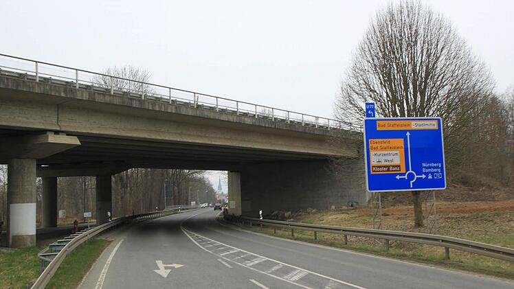 Die Autobahnbrücke über die Staatsstraße 2204 bei Bad Staffelstein wird mit Schallschutzwänden aus Glas nachgerüstet. Ansonsten werden entlang der A 73, aber nur auf der Staffelsteiner Seite, Lärmschutzwände aus Beton errichtet. Foto: Matthias Einwag