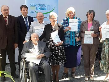 Gründungsmitglieder und Ehrengäste beim Erinnerungsfoto (v. l.): Eduard Lintner, Sandro Kirchner, Arnold Freund (sitzend), Manfred Mnich, Hildegard Schöbel-Bossinger, Doris Liebelt, Christa-Maria Jansen, Sieglinde Leiding. Foto: Rolf Pralle