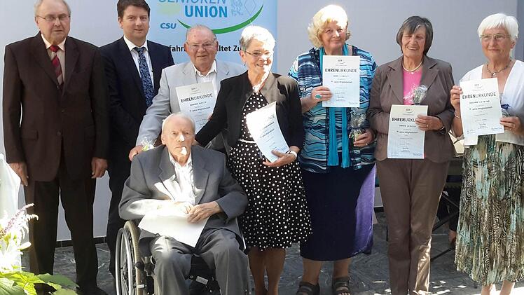Gründungsmitglieder und Ehrengäste beim Erinnerungsfoto (v. l.): Eduard Lintner, Sandro Kirchner, Arnold Freund (sitzend), Manfred Mnich, Hildegard Schöbel-Bossinger, Doris Liebelt, Christa-Maria Jansen, Sieglinde Leiding. Foto: Rolf Pralle