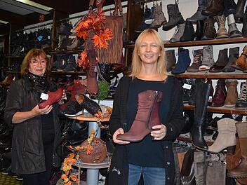 Monika Gehrlicher-Oeckler (links) und Carmen Weiland bereiten sich auf den Räumungsverkauf vor. Foto: Rainer Lutz