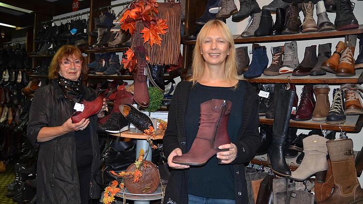 Monika Gehrlicher-Oeckler (links) und Carmen Weiland bereiten sich auf den Räumungsverkauf vor. Foto: Rainer Lutz