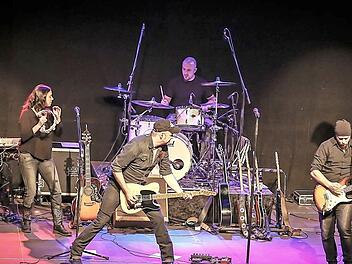 Die Gruppe "Bosstime" bringt am 1. Dezember die Hits von Bruce Springsteen auf die Bühne der Altenkunstadter Kleinkunstkneipe "Nepomuk". Das Bild zeigt (von links) Saxofonist Pierre de Stefano, Organist Moritz Schuster, Tambourine-Spielerin Vera Anna Heinen, Sänger und Gitarrist Thomas Heinen, Schlagzeuger Manuel Loos, Gitarrist Thomas Spindeldreher und Bassist Christian Golz.  Foto: Stephan Stöckel