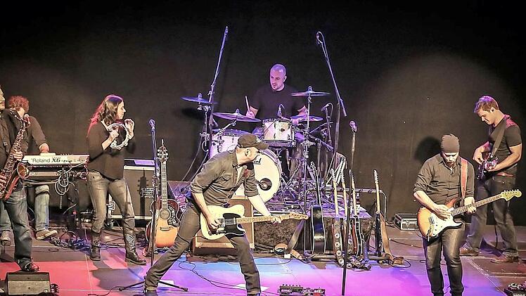 Die Gruppe "Bosstime" bringt am 1. Dezember die Hits von Bruce Springsteen auf die Bühne der Altenkunstadter Kleinkunstkneipe "Nepomuk". Das Bild zeigt (von links) Saxofonist Pierre de Stefano, Organist Moritz Schuster, Tambourine-Spielerin Vera Anna Heinen, Sänger und Gitarrist Thomas Heinen, Schlagzeuger Manuel Loos, Gitarrist Thomas Spindeldreher und Bassist Christian Golz.  Foto: Stephan Stöckel