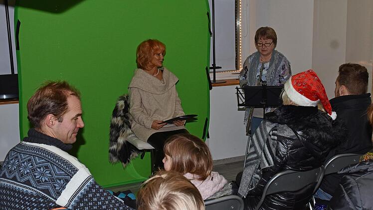 Im Nebenzimmer des besonders einfallsreich geschmückten Hofs von Zankl Dental/Fotografie Rainer Müller wurden die Besucher von Andrea Tiessen-Lehmann (hinten links) und Petra Schlosser (hinten rechts) mit einem weihnachtlichen Programm aus Lesung, Sketch und Musik verwöhnt. Foto Ulrike Langer