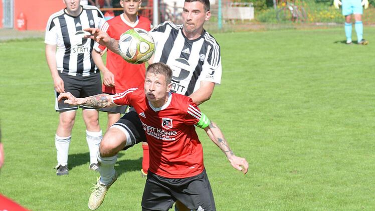 Ball-fixiert ist Fuchsstadts Kapit&auml;n Mario B&ouml;hm gegen den TSV Volkers in der A-Klasse Rh&ouml;n 1. Das Spiel der Zweiten endete 1:1.ssp