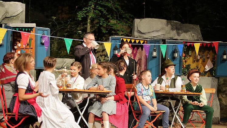 Viel Volk hat sich beim Schützenfest versammelt, bei dem der Bürgermeister (Siegfried Küspert, hinten) einen Ochsen als Preis ausgelobt hat. Foto: Klaus Klaschka
