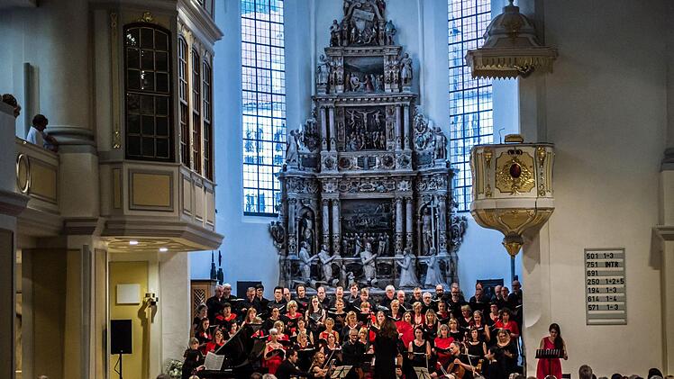 Die Coburger Erstaufführung der "Misa Tango" lockte zahlreiche Zuhörer in die Morizkirche. Unter der Leitung von Antoinetta Bafas beeindruckte der "Chor Unerhört" gemeinsam mit den Vokalsolisten Joana Tautu und Marcello Mejia-Mejia.Foto: Jochen Berger