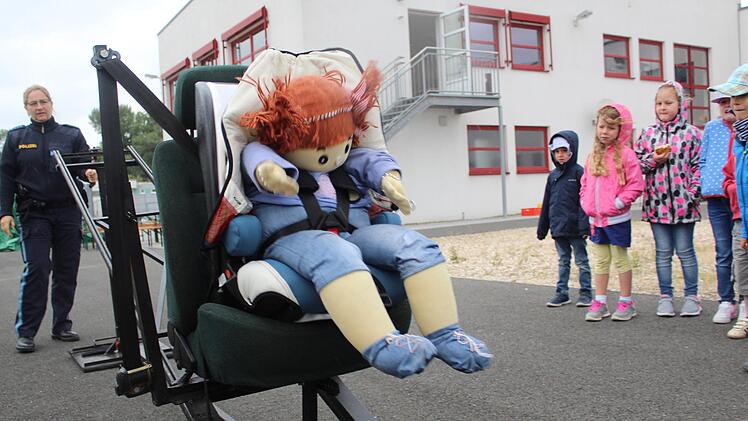 "Uuups, das könnte ja ich sein", mochten manche Kinder gedacht haben. Tatsächlich zeigten sie sich von der Gewalt des Bremsens ohne Gurt beeindruckt. Foto: Markus Häggberg