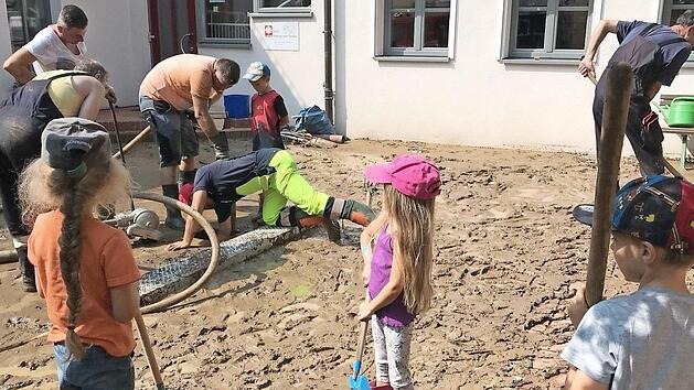 Nachdem der Hof des Kindergartens in Gädheim von Schlamm bedeckt war, kamen schnell Feuerwehr und Nachbarn zu Hilfe. Foto: Peter Kraus