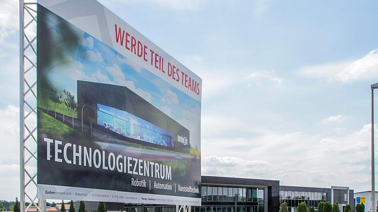 Der japanische Konzern Fujifilm übernimmt das Medzintechnikunternehmen Medwork. An den Expansionsplänen  am Standort Höchstadt ändert sich nichts. Die Bautafel für das neue Werk steht, die Bauarbeiten sind angelaufen.  Foto: Andreas Dorsch