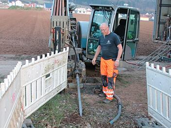 Bohrmeister Bernd Behrendt begutachtet eine der Gruben für das Spülbohrverfahren: Unter Straßen und Abwasserkanälen hindurch wird die Zuleitung zum Windpark ohne Graben verlegt. Foto: Ralf Ruppert
