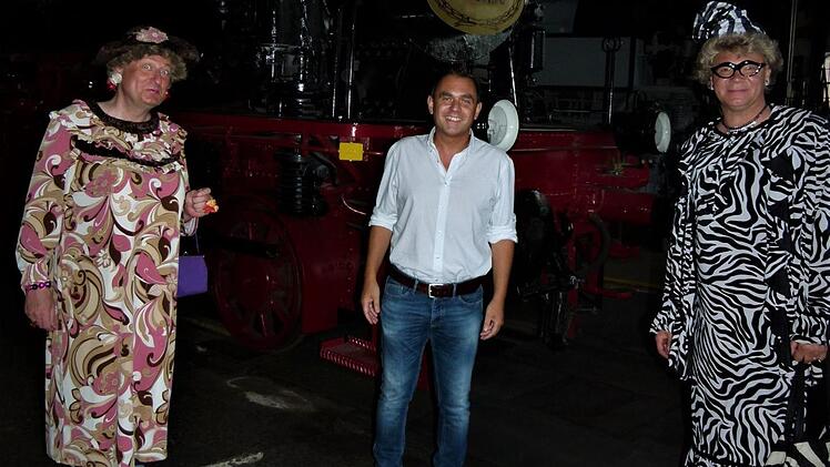 Waltraud und Mariechen mit Bürgermeister Alexander Wunderlich. Foto: Werner Reißaus