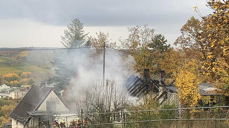 Feuerwehr findet leblose Person in brennenden Wohnhaus