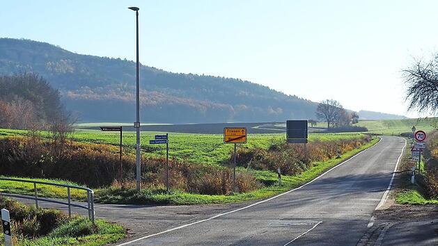 Ein m&ouml;glicher Alltagsradweg im Landkreis Bamberg mit 3,1 Kilometern L&auml;nge k&ouml;nnte entlang der St&nbsp;2210 von Wernsdorf nach Friesen entstehen. Die aktuell h&uuml;gelige, sehr kurvige Strecke ohne Mittelstreifen ist in einem eher m&auml;&szlig;igen Zustand.  Foto: Andrea Sp&ouml;rlein
