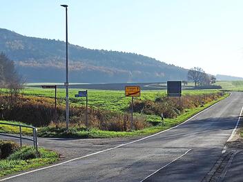 Ein möglicher Alltagsradweg im Landkreis Bamberg mit 3,1 Kilometern Länge könnte entlang der St 2210 von Wernsdorf nach Friesen entstehen. Die aktuell hügelige, sehr kurvige Strecke ohne Mittelstreifen ist in einem eher mäßigen Zustand.  Foto: Andrea Spörlein