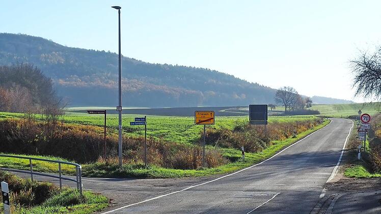 Ein möglicher Alltagsradweg im Landkreis Bamberg mit 3,1 Kilometern Länge könnte entlang der St 2210 von Wernsdorf nach Friesen entstehen. Die aktuell hügelige, sehr kurvige Strecke ohne Mittelstreifen ist in einem eher mäßigen Zustand.  Foto: Andrea Spörlein