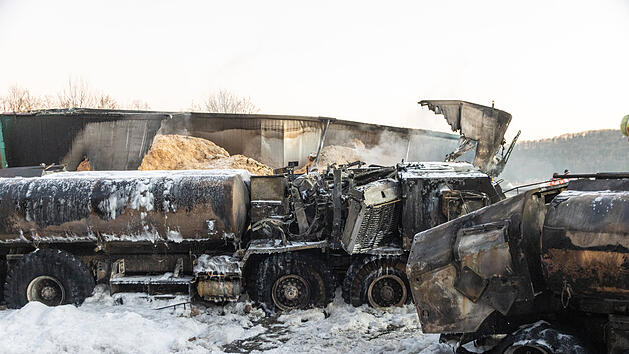 Sattelzug rammt Milit&auml;rfahrzeuge: Fahrer stirbt in Flammen